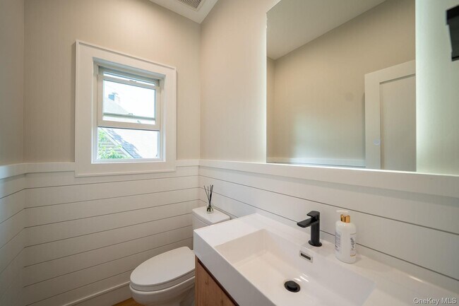 Building Photo - 60 Ramble Ln