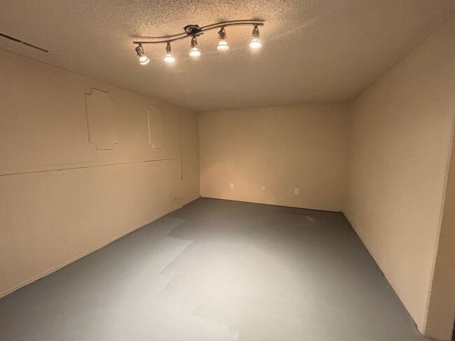 Building Photo - 4 bed 1.5 bath Ranch Style Home with Basem...