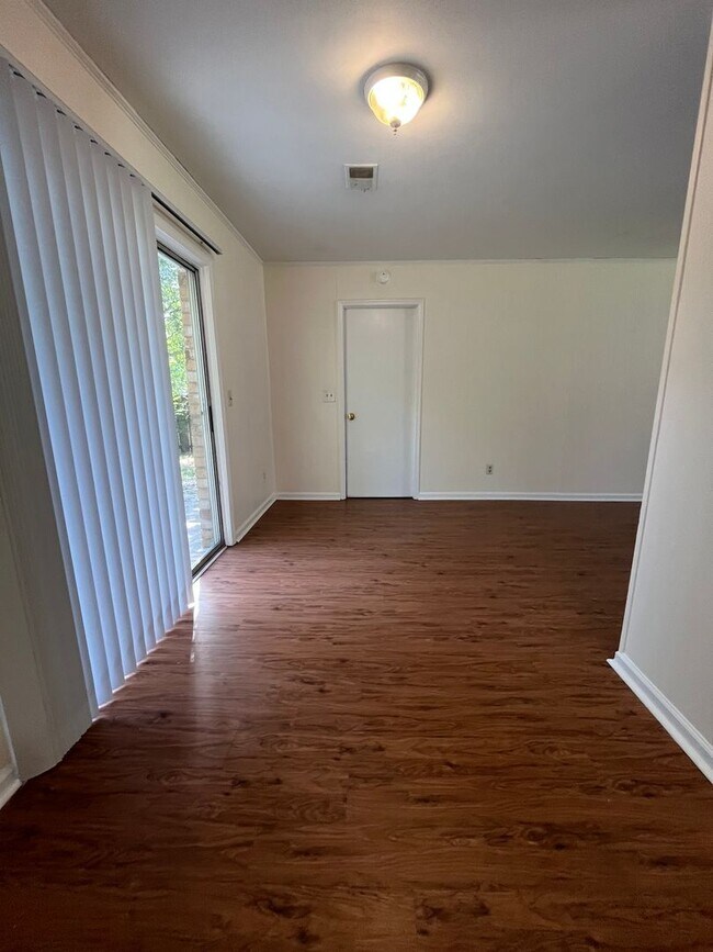 Building Photo - Lovely Ladson Brick Ranch!