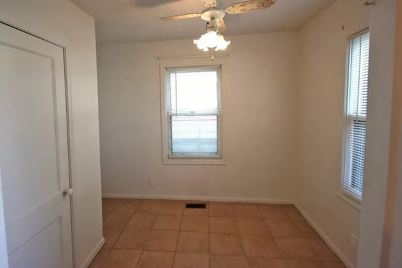 Building Photo - 113 S Chicago St