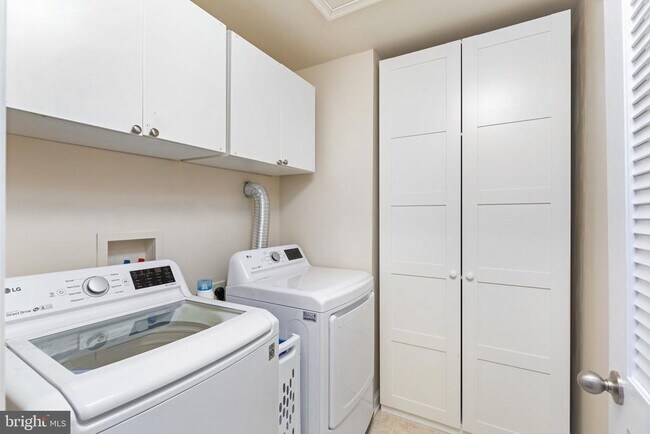 Building Photo - 2900 Lomond Pl