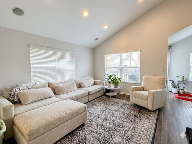 Building Photo - 121 Rosehall Dr