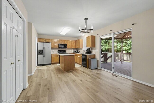 Building Photo - 7055 Oakridge Dr