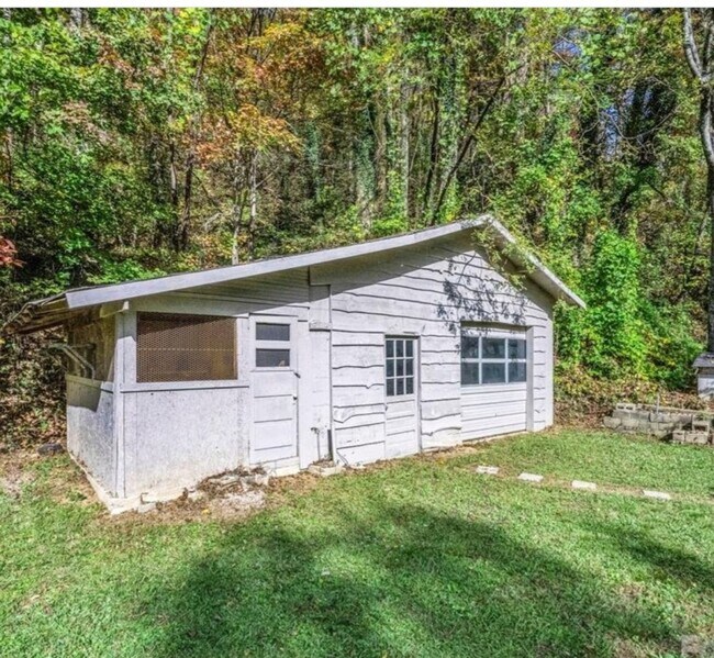 Building Photo - Charming 3-Bedroom Cottage with Garage & C...