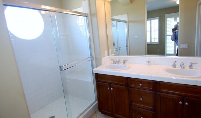 Building Photo - Upgraded 2 bedroom/ 2 bath in the heart of...