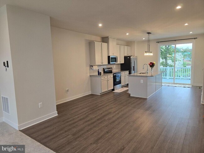 Building Photo - 33 Oasis Ave
