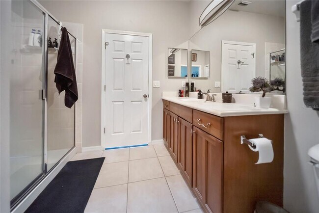 Building Photo - 3760 Parkridge Cir