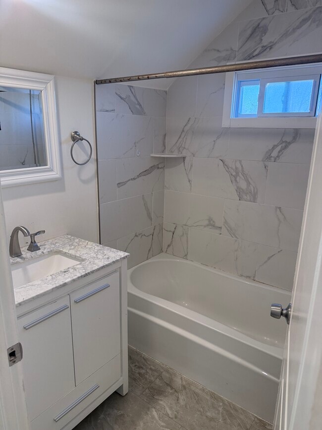 Building Photo - 21 Bellport Pl