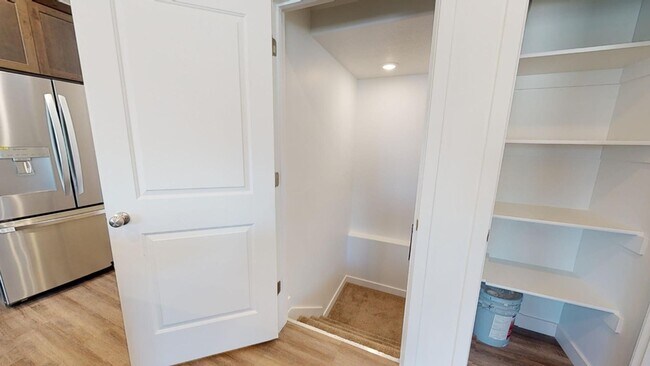 Building Photo - BEAUTIFUL 4-BEDROOM TOWNHOME FOR RENT