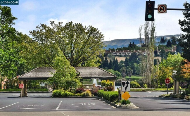 Building Photo - 5012 Lakeview Dr