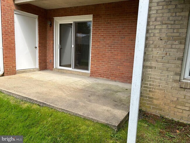 Building Photo - 136 Fairfield Dr