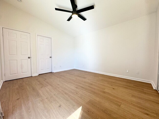 Building Photo - COMING SOON!!! Lovely 3 Bedroom / 2 Bath Apartment in Cathedral City!