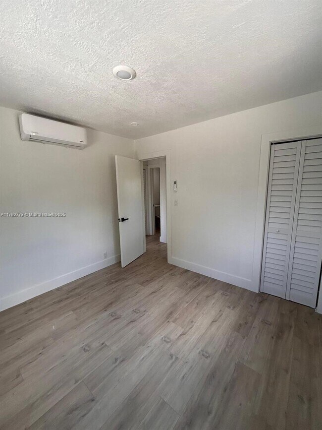 Building Photo - 2 bedroom in Dania FL 33004