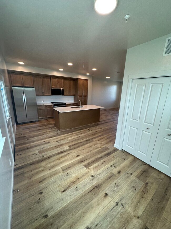 Building Photo - 4095 S Lone Pne Wy