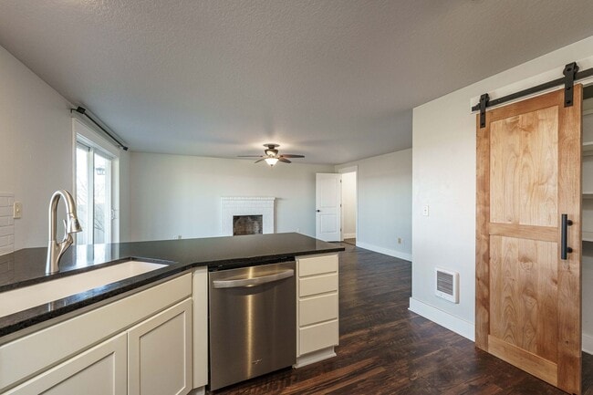 Building Photo - 4 Bedroom 2.5 Bathroom With Large Fenced B...