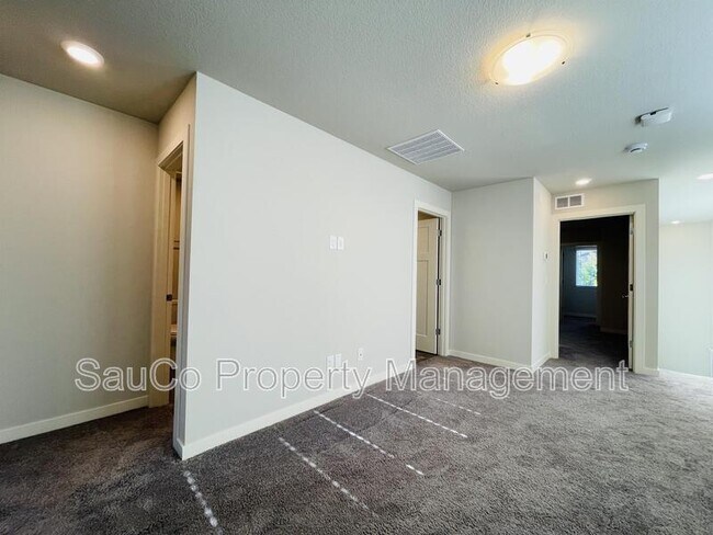 Building Photo - 6473 SE Genrosa St