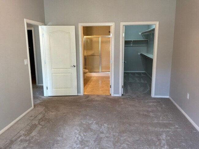 Building Photo - Condo 2 bedroom 2 bathroom Gated Entrance