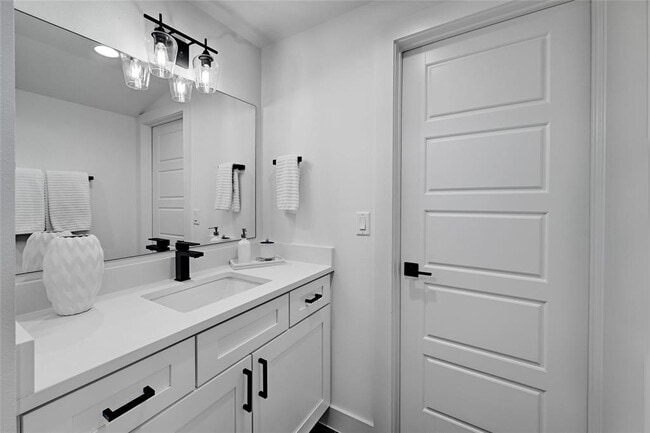 Building Photo - 2909 Kuhlman Ave