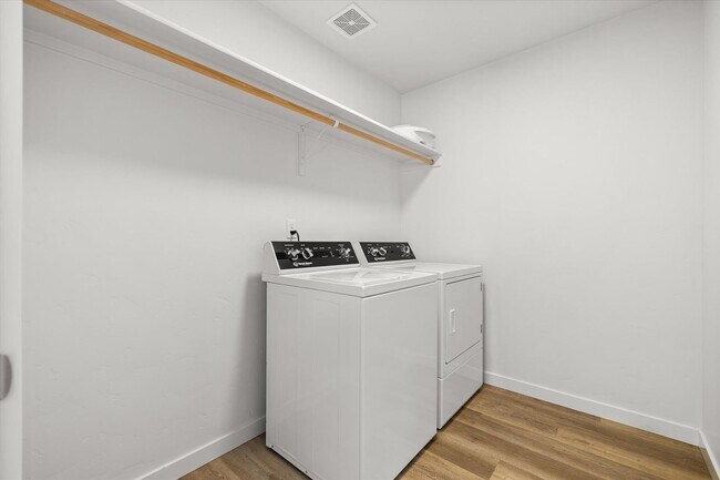 Building Photo - Eagle, ID – Spacious 3 Bedroom + Bonus Room
