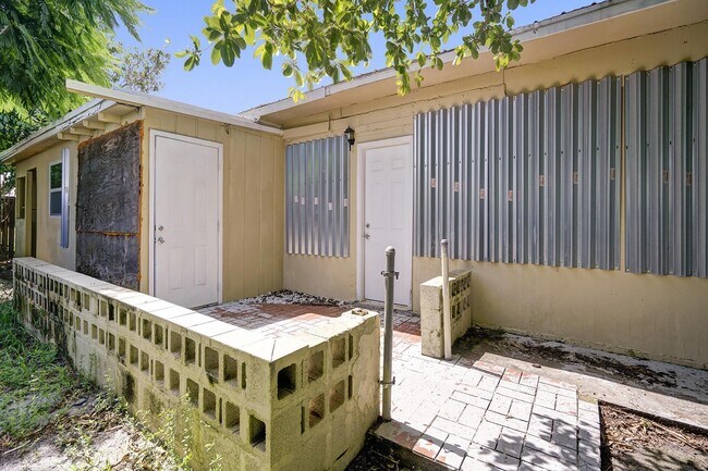 Building Photo - 651 SW 15th St