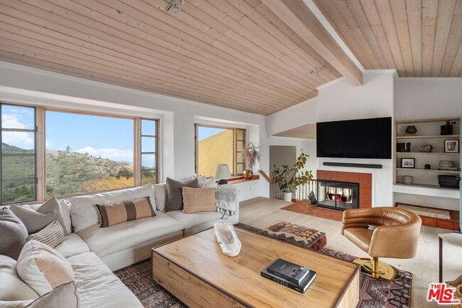 Building Photo - 4372 Hillview Dr
