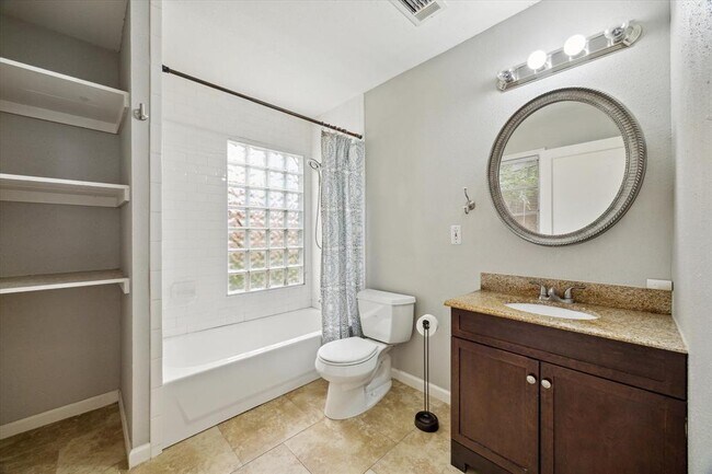 Building Photo - 1355 Gardenia Dr