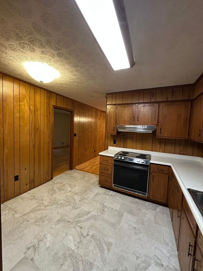 Building Photo - Available now,  3/2 with large unfinished basement, in University Heights