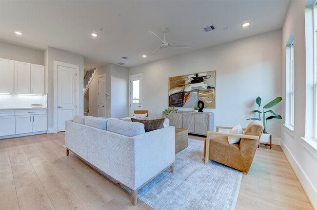 Building Photo - 5138 Rosslyn Rd