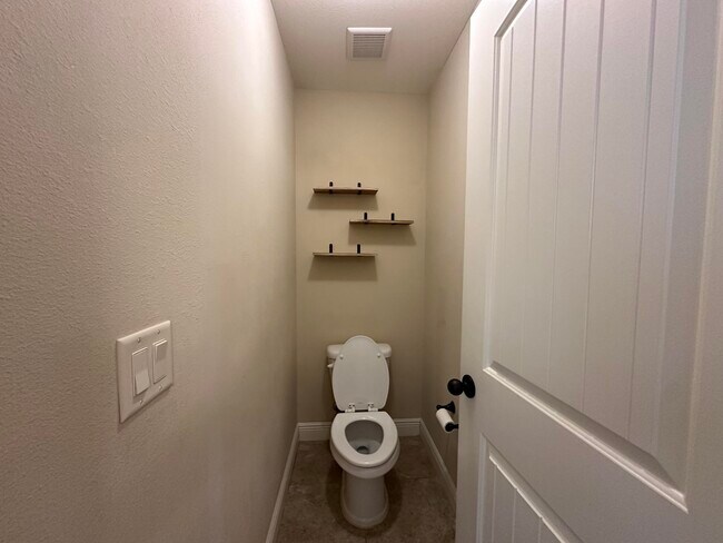 Building Photo - 516 Grand Ridge Dr