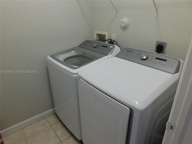 Building Photo - 12813 SW 132nd Terrace