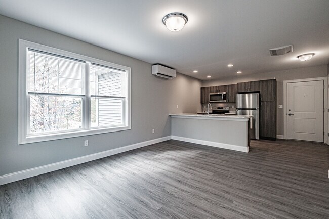 Building Photo - 8 Friendly Way