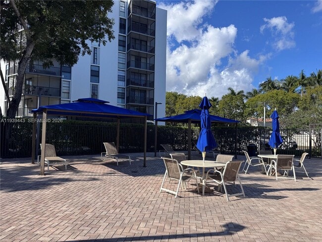 Building Photo - 3301 N Country Club Dr