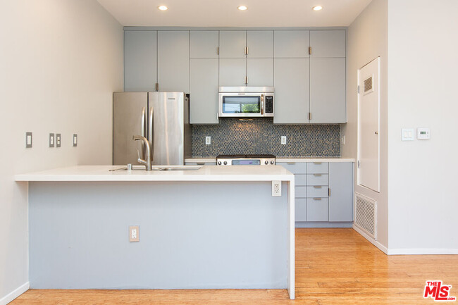 Building Photo - 3907 De Longpre Ave