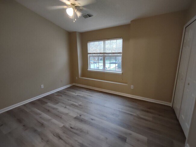 Building Photo - Pristine, move in ready Townhome located in the Holly Ridge Complex!