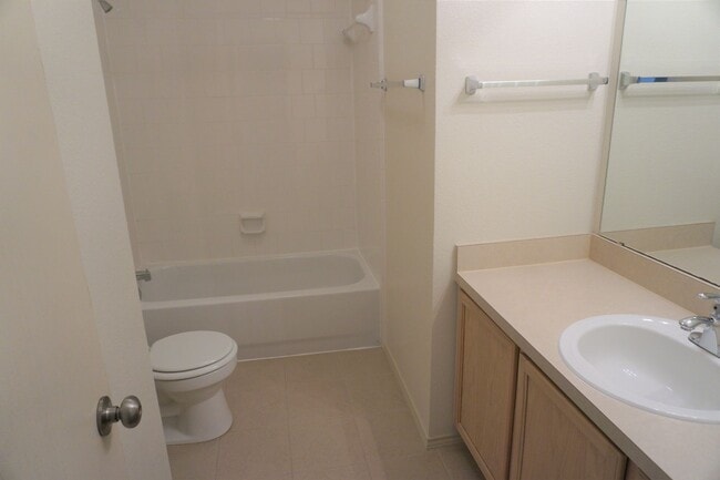 Building Photo - 2417 Hampton Dr