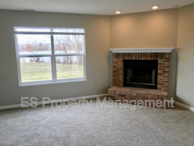 Building Photo - 5390 Lakeside Manor Dr