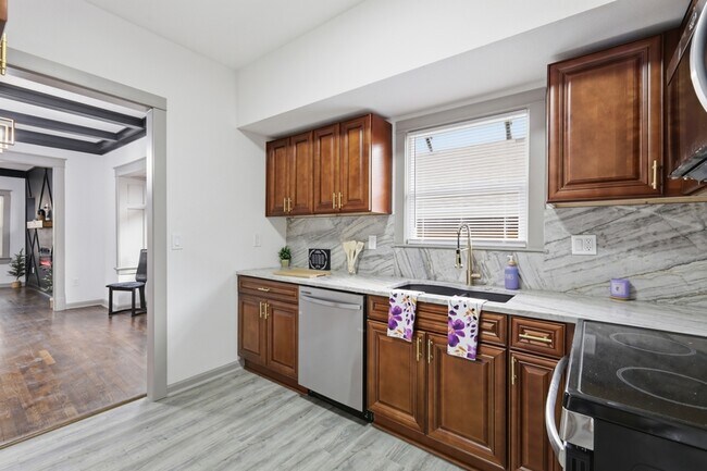 Building Photo - 1311 E 29th St