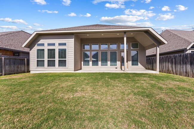 Building Photo - 4 Bedroom/3 Bath Kallinson Ranch Subdivision