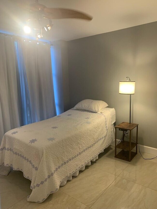 Building Photo - 2017 S Ocean Dr