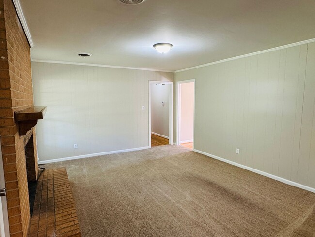 Building Photo - Cute & Cozy 3 Bedroom / 2 Bathroom in Mont...