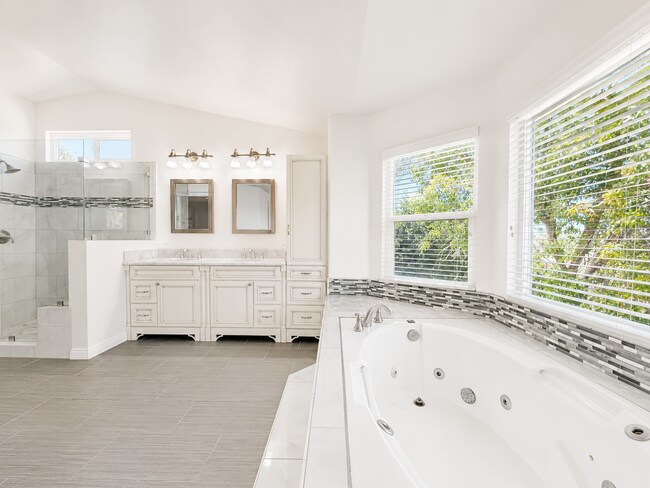 Building Photo - Beautifully updated and upgraded Chardonnay Hills house for rent