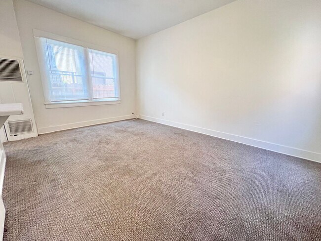 Interior Photo - 318 Temple Ave