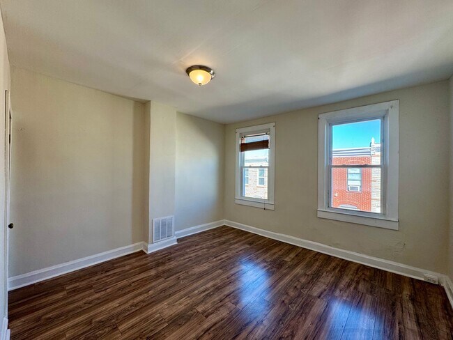 Building Photo - Charming 2 Bedroom/1 Bathroom Townhome in Ellwood Park–Monument neighborhood!