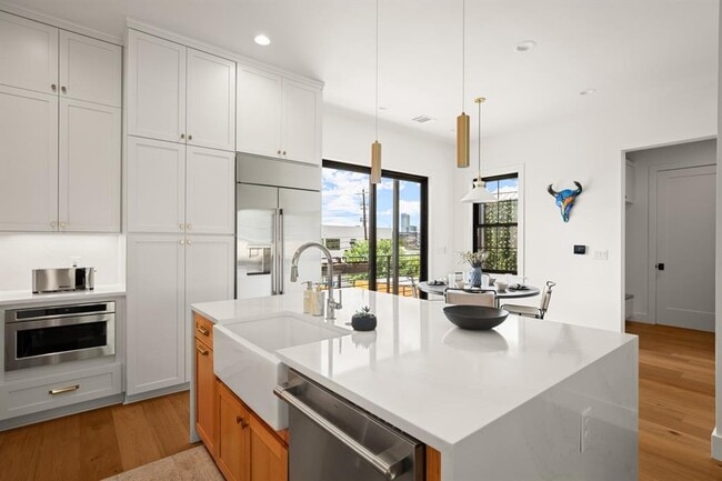 Building Photo - 2005 E 8th St