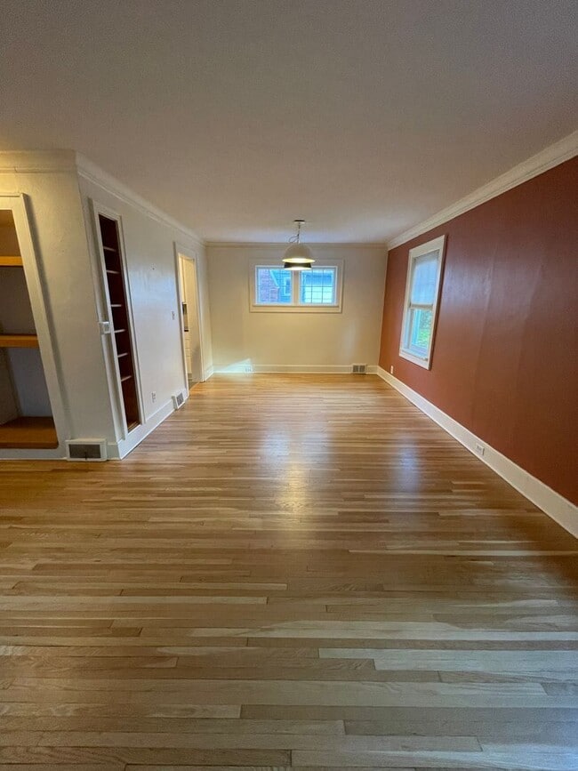 Building Photo - AVAILABLE JUNE - Beautiful 2 Bed 1 Bath Woodland Home