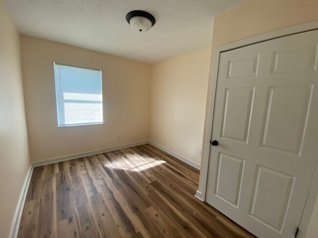 Building Photo - Charming 3Bed/2Ba Duplex Unit Conveniently...