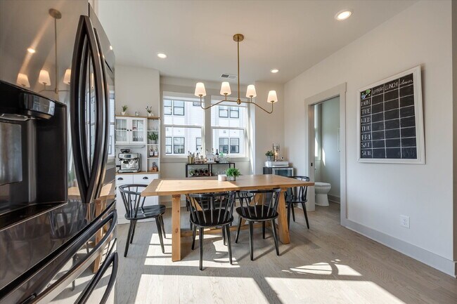 Building Photo - Luxury Living with amazing views!