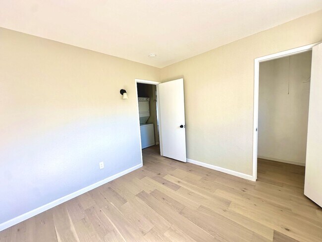 Building Photo - FOR RENT - 2 Br/1Ba 900 SF Cozy Single Sto...