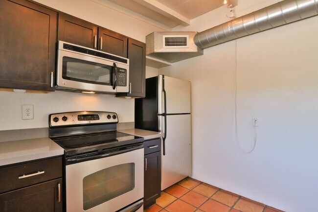 Building Photo - 3 Bedroom + den with pool