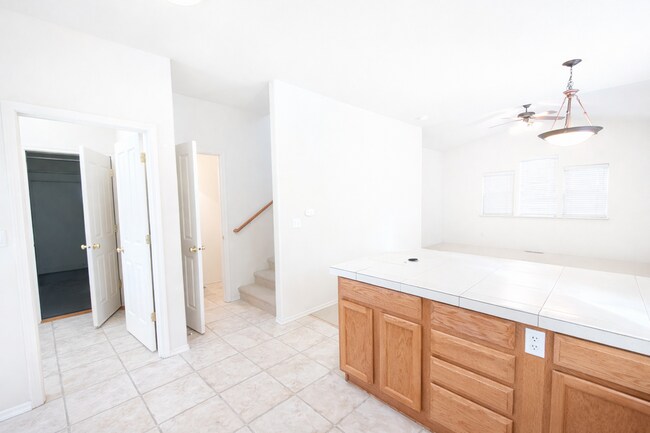 Building Photo - Beautiful 2x2.5 townhouse in NW Crossing! New hickory flooring coming soon!